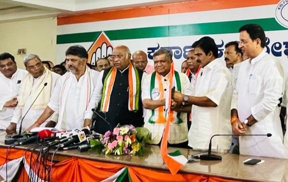 K’taka: BJP’s Jagadish Shettar joins Cong; Kharge dubs it sign of winning 150 seats