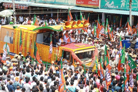 K’taka polls: Campaigning to end today, Maha CM Shindhe & Priyanka to hold roadshows