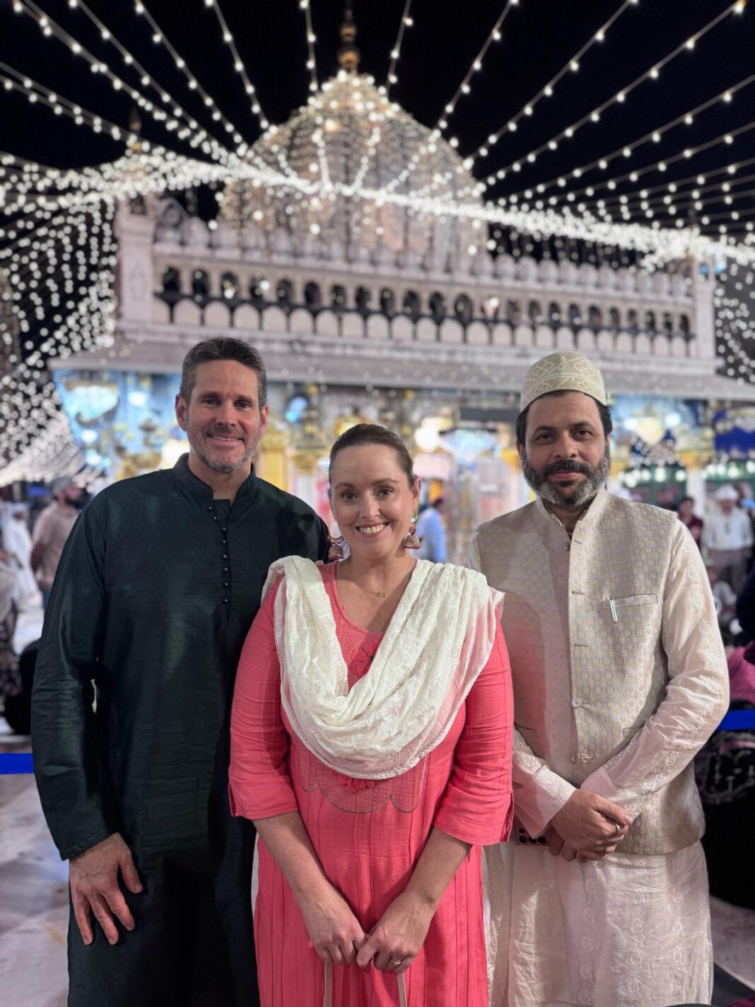 Australian diplomat attends Iftaar and Qawwali at Nizamuddin Dargah