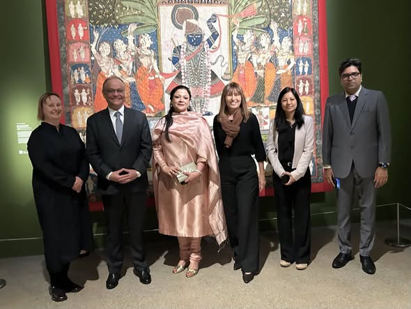 Nagesh Singh visits NSW Art Gallery to view Vishnu exhibition